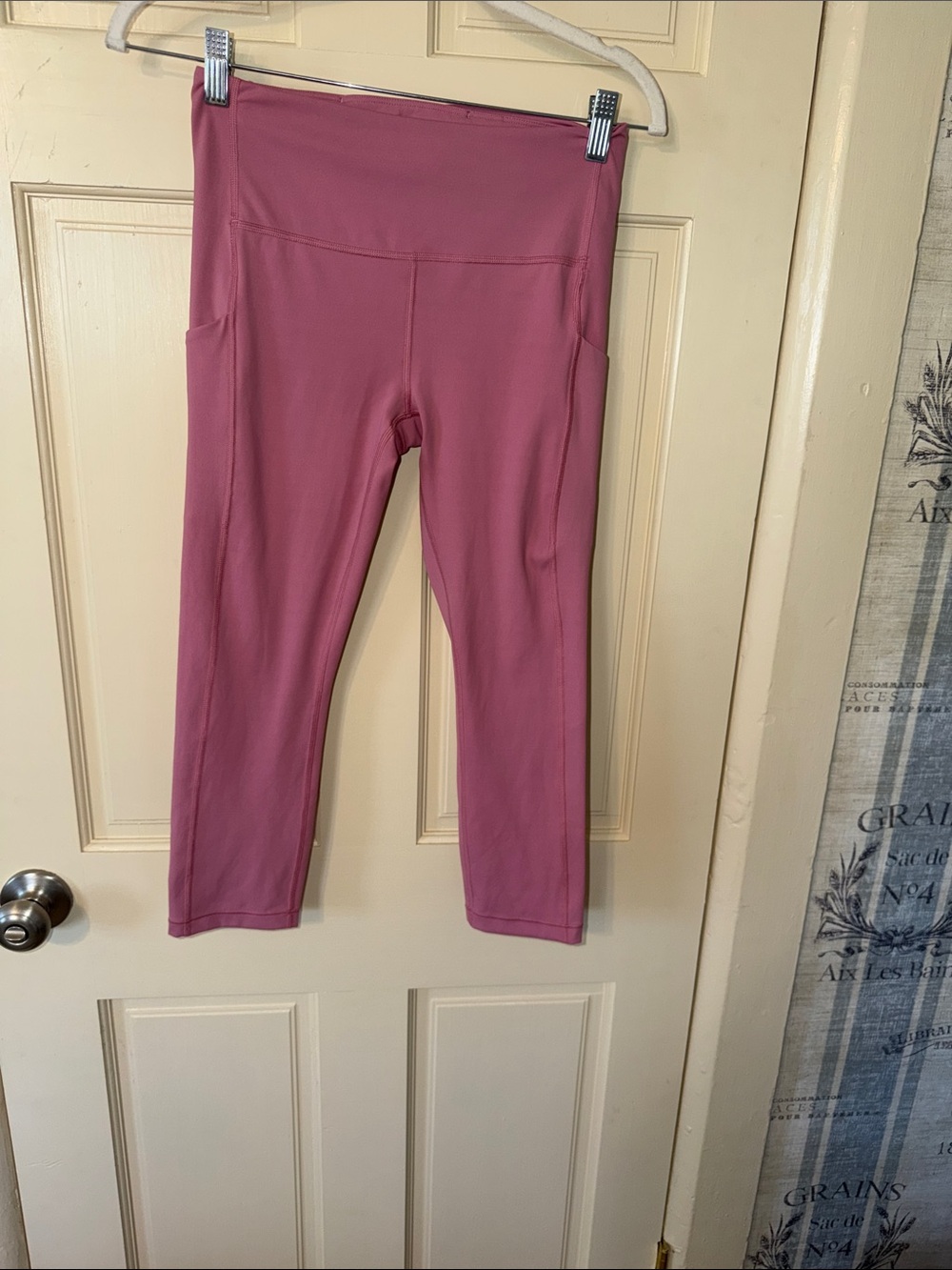 Athleta Stash Pocket Capri Women’s Capri Leggings in Dusty Rose